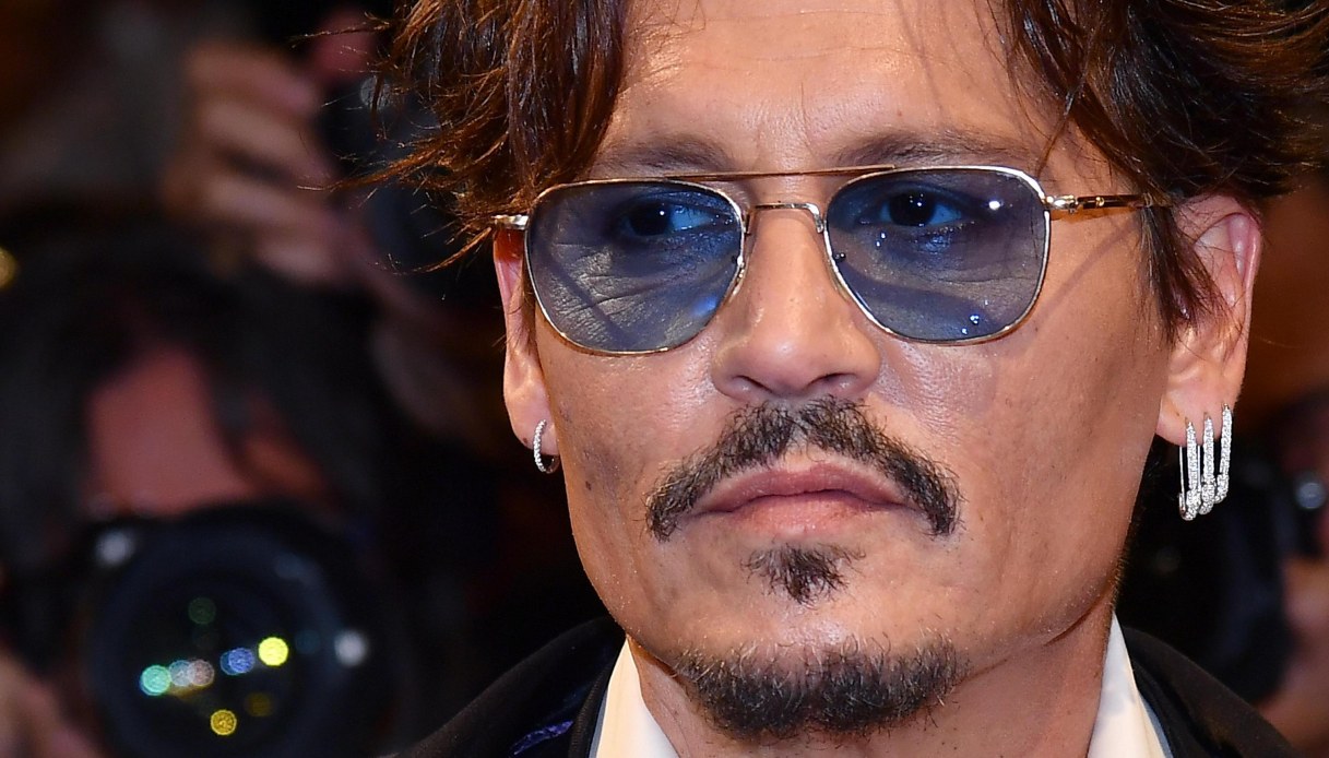 Johnny Depp bersagliato: intruso si fa la doccia nella sua villa