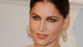 Laetitia Casta incanta i social: occhi da gatta semplicemente irresistibili