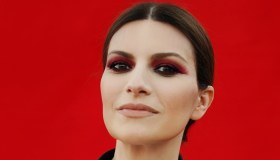 Laura Pausini si commuove parlando delle sue paure e fa una dedica al papà