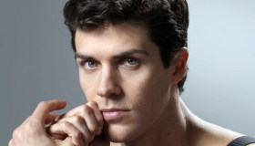 Roberto Bolle su Instagram: fisico perfetto ed eleganza