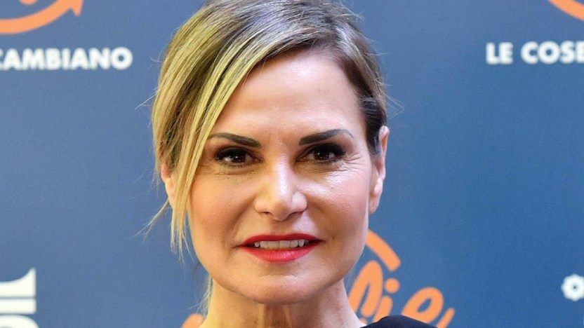 Simona Ventura positiva al Covid, le prime parole: “Spero di essere una roccia”
