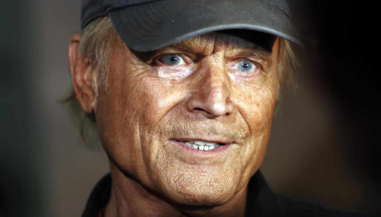 Terence Hill compie 82 anni: l’amore per la moglie Lori e i pugni di Bud Spencer