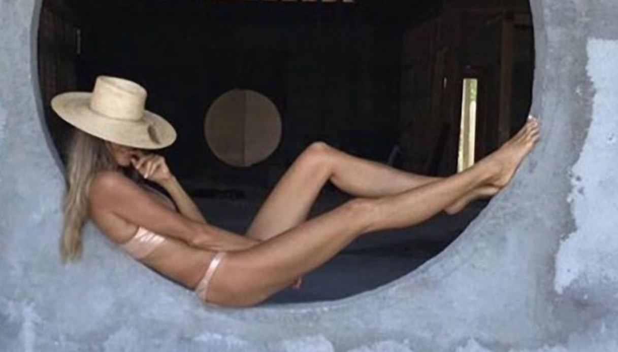 Elle Macpherson senza veli in piscina: a 56 anni è ancora “The Body”