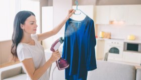 Ferro da stiro verticale: cos’è, come funziona e perché ci semplifica la vita