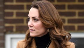Kate Middleton incanta col cappotto da 400 euro. E William chiude con Harry