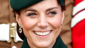Kate Middleton ritrova il sorriso e il blazer verde da 70 euro è una favola