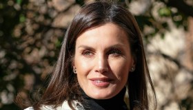 Letizia di Spagna detta le tendenze: giacca-gioiello e pantaloni effetto snellente