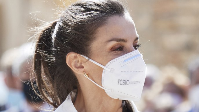 Letizia di Spagna osa con le righe. E la giacca di 13 anni fa le sta d’incanto