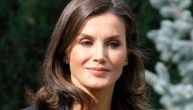 Letizia di Spagna, il suo abito blu (riciclato) è un omaggio a Leonor