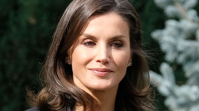 Letizia di Spagna, gonna in saldo a 40 euro e camicia kimono che tutte dovremmo avere