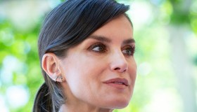 Letizia di Spagna trasforma l’abito strabiliante da 169 euro: il trucco effetto snellente