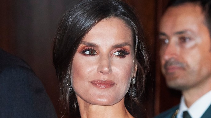 Letizia di Spagna splendida: il top con maxi maniche è leggendario