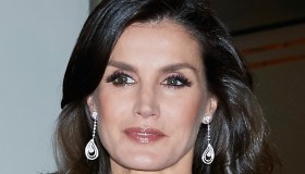 Letizia di Spagna sfida il protocollo col cappotto gioiello