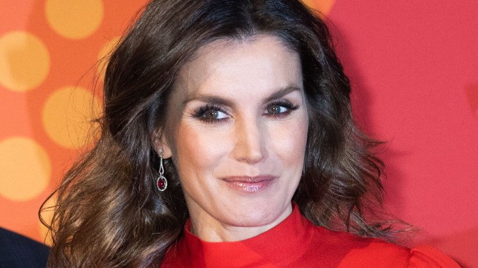 Letizia di Spagna in rosso: osa coi maxi pantaloni e fa tendenza