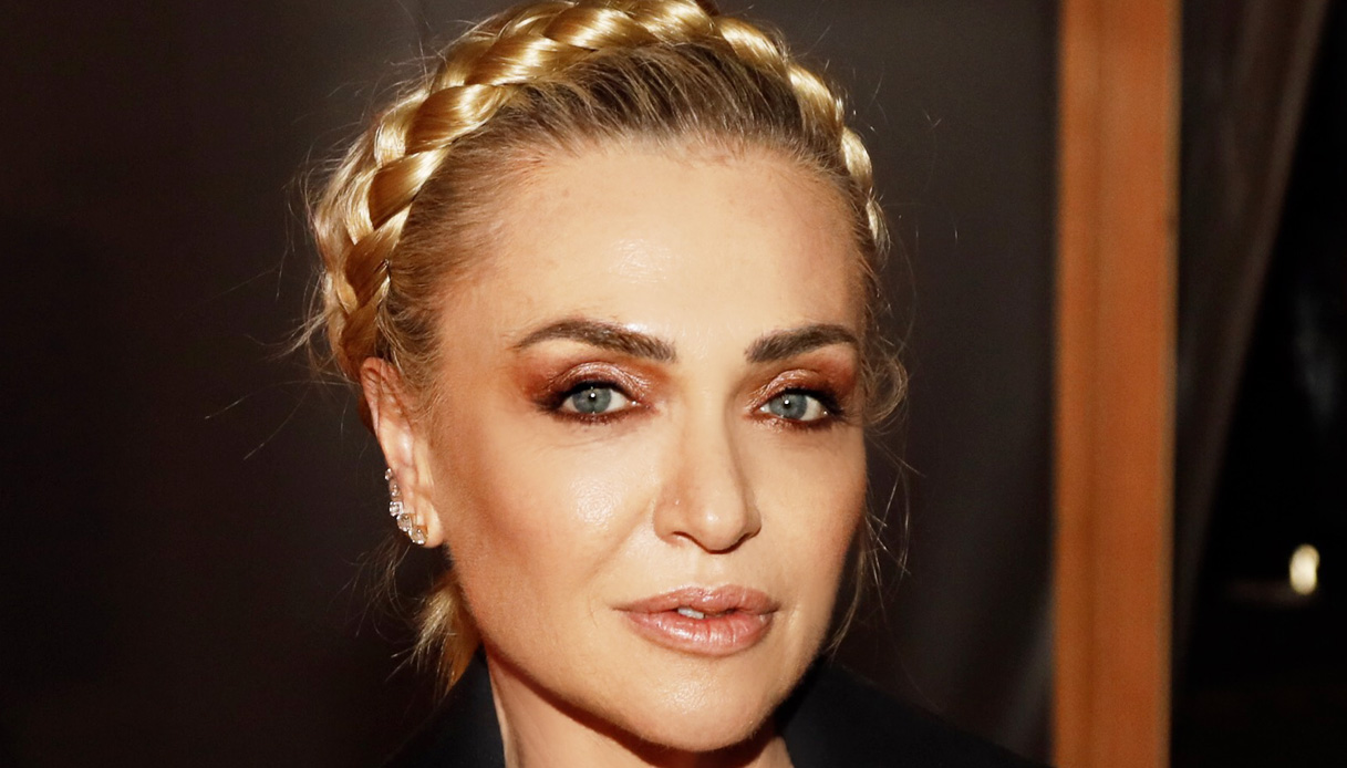 Paola Barale svela su Instagram la nuova pettinatura e lascia senza fiato