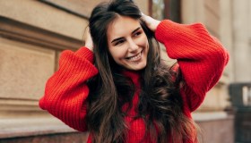 Come portare la riga ai capelli? Idee e possibilità per sentirsi subito più belle (e giovani)