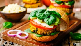 Adolescenti: perché piace il cibo spazzatura e qual è la dieta ideale