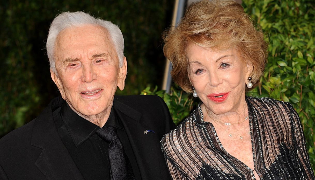 Anne Buydens, la vedova di Kirk Douglas si è spenta a 102 anni