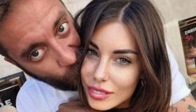 “Ti cullano le onde”. Bianca Atzei al mare con il pancione: la foto su Instagram