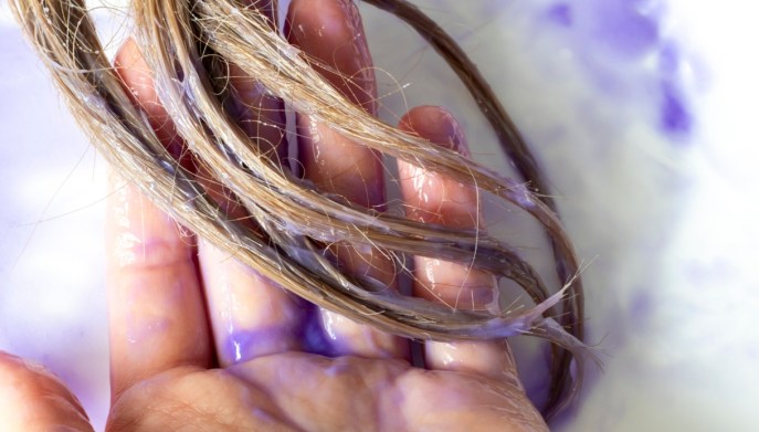 Capelli biondi: lo shampoo viola contro i riflessi