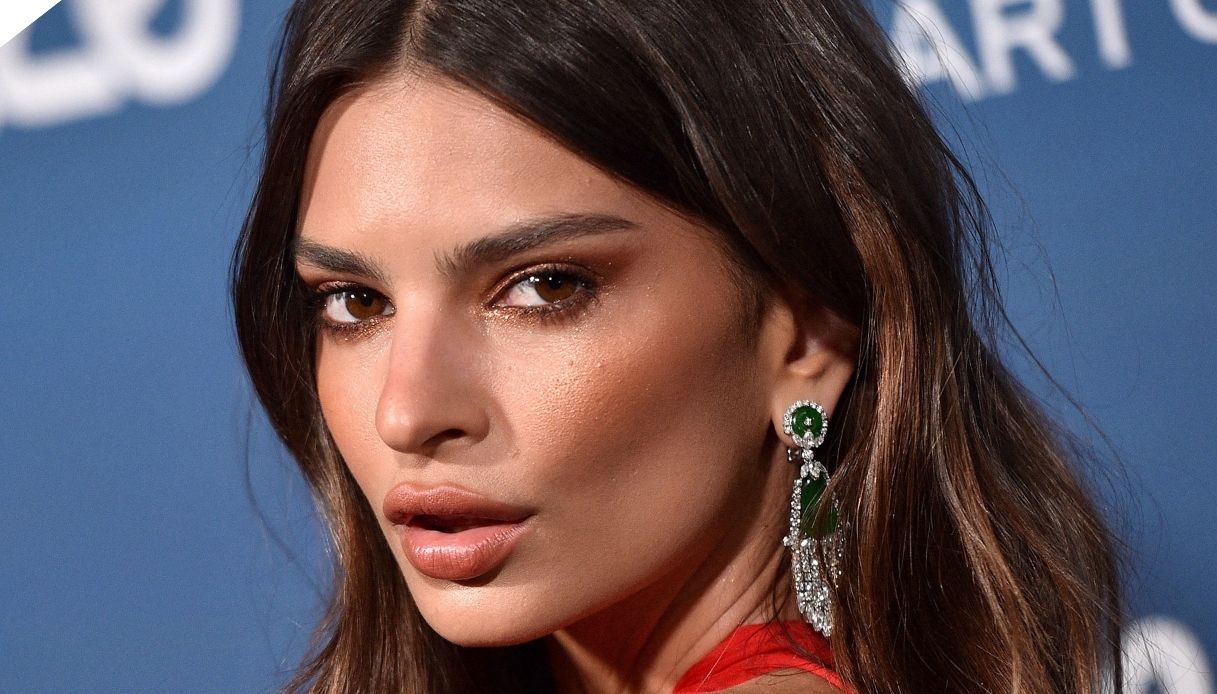 Emily Ratajkowski in bikini su Instagram a un mese dal parto: è già in forma