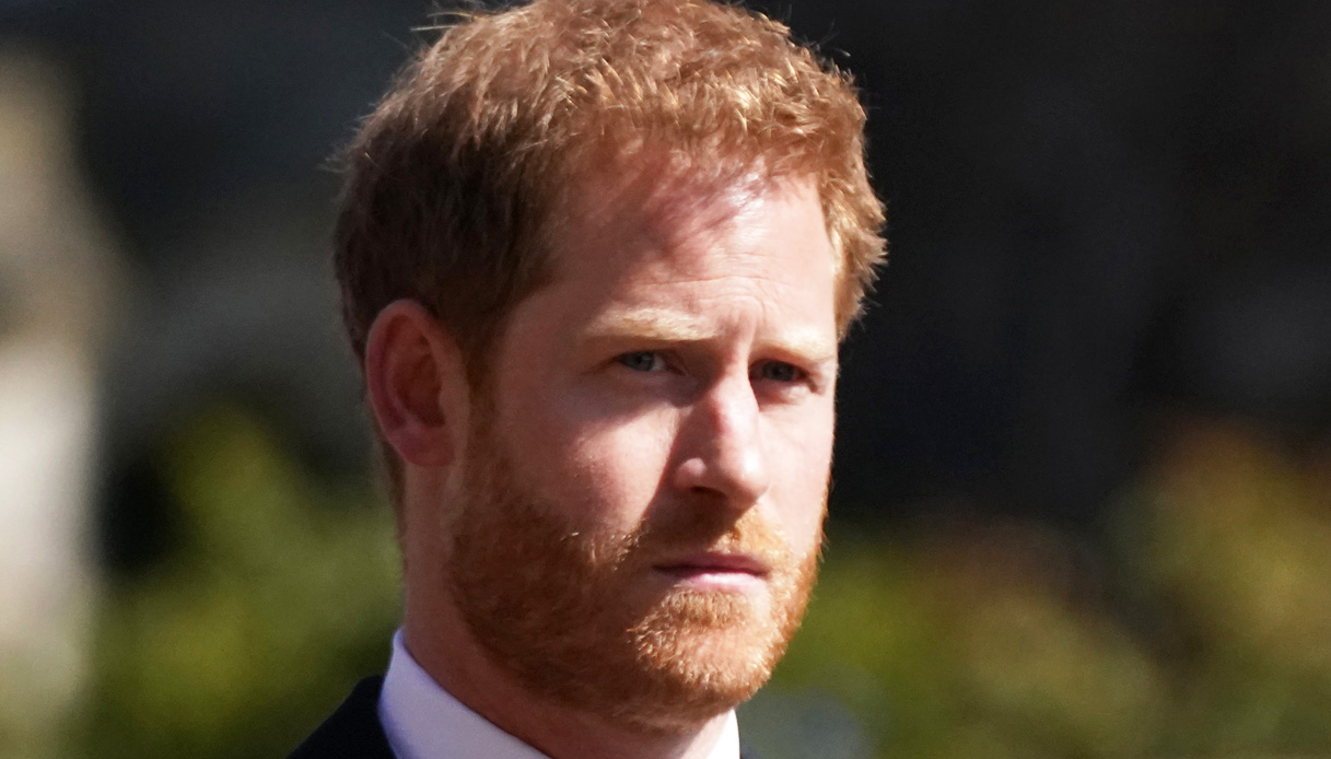 Harry non risolve nulla e abbandona la Regina: lei reagisce con una foto inedita