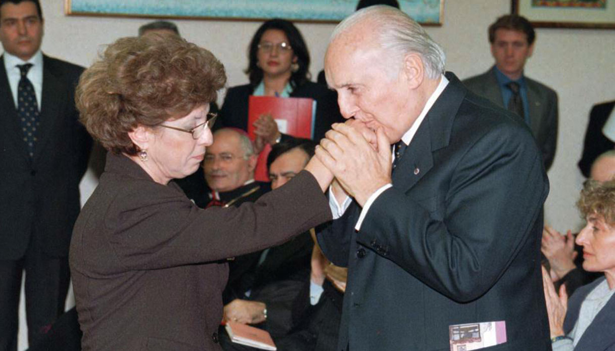 Il presidente della Repubblica Oscar Luigi Scalfaro bacia la mano ad Agnese Borsellino