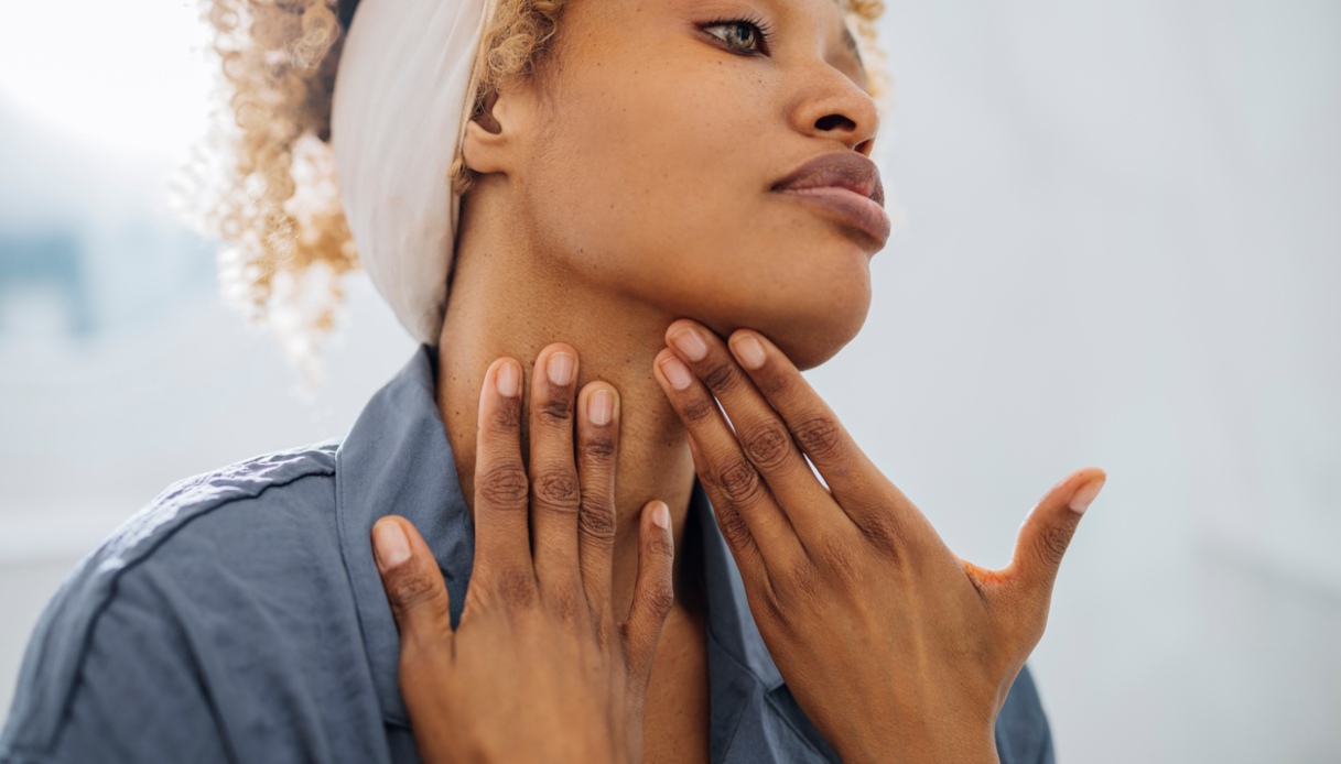 Tech Neck, perché si formano le rughe sul collo