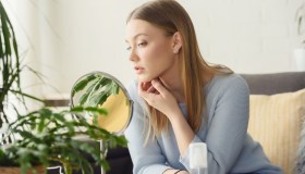 Tech Neck, quando le rughe sul collo anticipano i tempi a causa dello smartphone