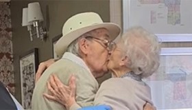 L’amore tra due anziani, dopo 8 mesi di separazione per Covid