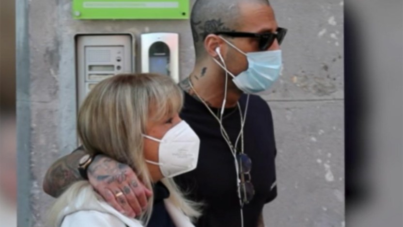 Corona, prime foto dopo la scarcerazione: riparte da sua mamma
