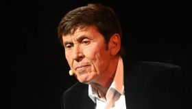 Gianni Morandi, come sta? Ustioni sul 15% del corpo: “Mi sedano per medicarmi”