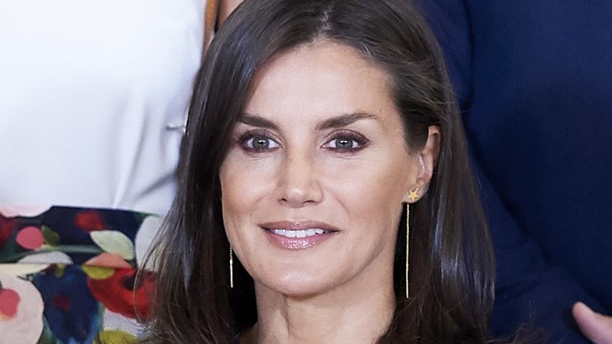 Letizia di Spagna, l’abito blu zaffiro da 80 euro che tutte possiamo indossare