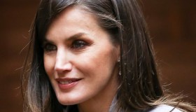 Letizia di Spagna da favola, leggings effetto pelle e trench vichy
