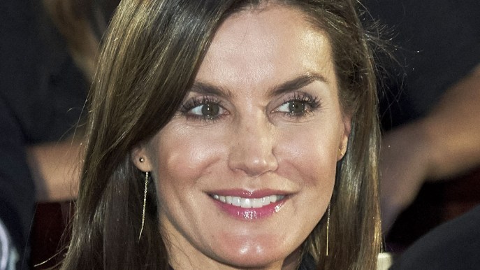 Letizia di Spagna rilancia l’abito in denim e annienta Meghan Markle