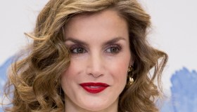Letizia di Spagna, pantaloni-culotte rossi e top con maxi maniche: divina