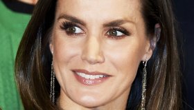 Letizia di Spagna con l’abito in tweed di 15 anni fa: mostra i muscoli ed è un incanto