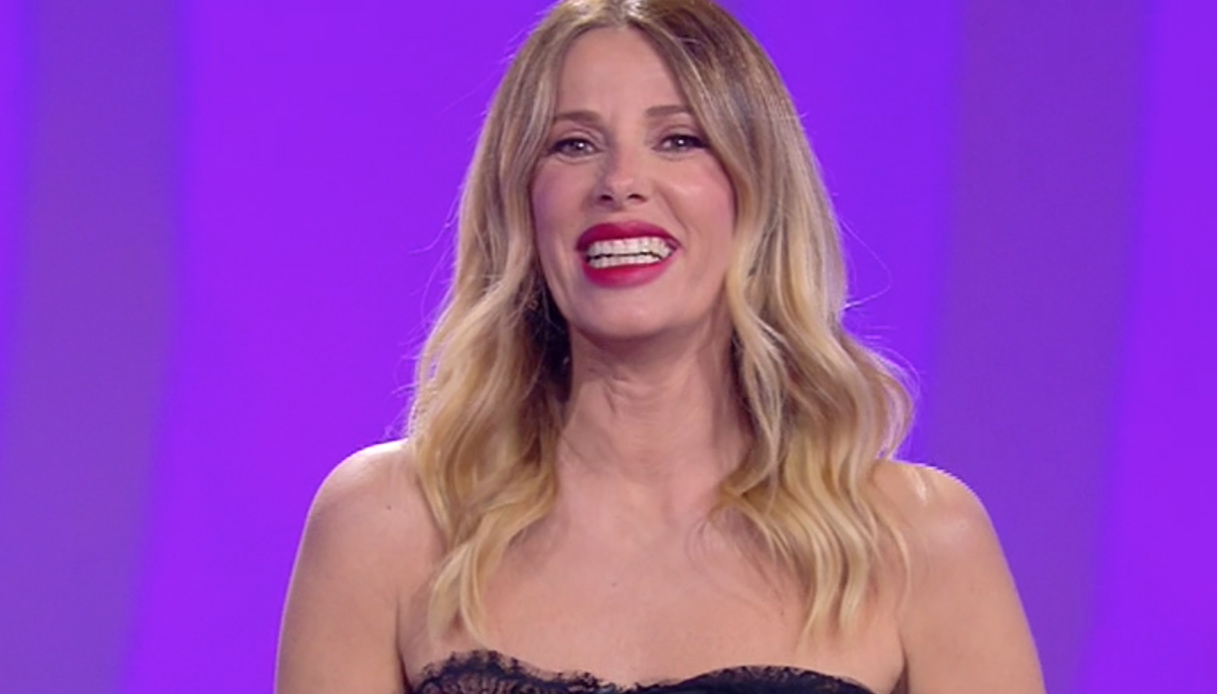 Le Iene, grande ritorno per Alessia: con pizzo e trasparenze è pazzesca