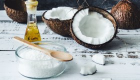 Olio di cocco per capelli: come usarlo e tutti i benefici per la chioma