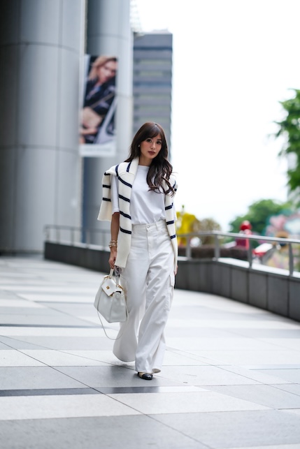 ragazza vestita di bianco con maglia a righe