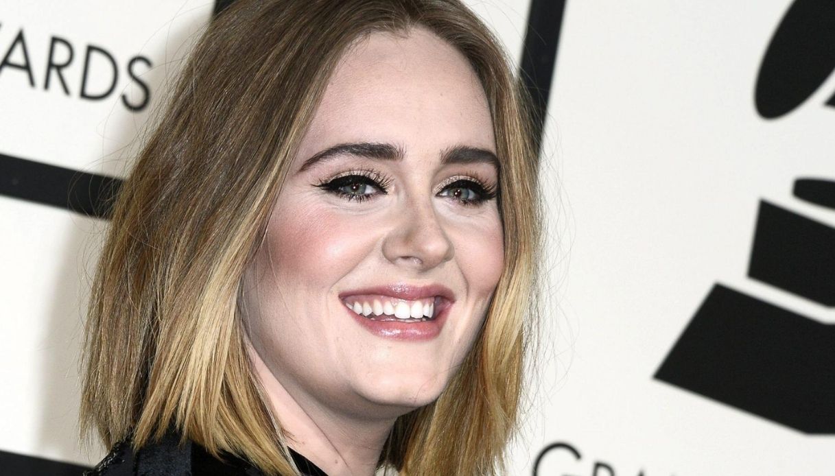 Adele compie 33 anni: i dischi, il cambio di fisico e la vita privata della cantante
