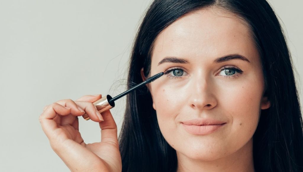 donna pelle chiara occhi scuri mascara