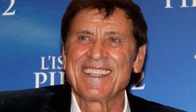 Gianni Morandi mostra la mano gigante dopo l’incidente: “È in riparazione”