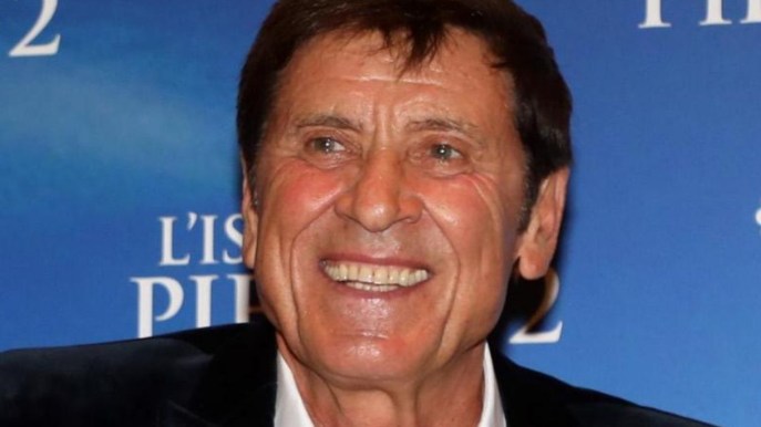 Gianni Morandi mostra la mano gigante dopo l’incidente: “È in riparazione”