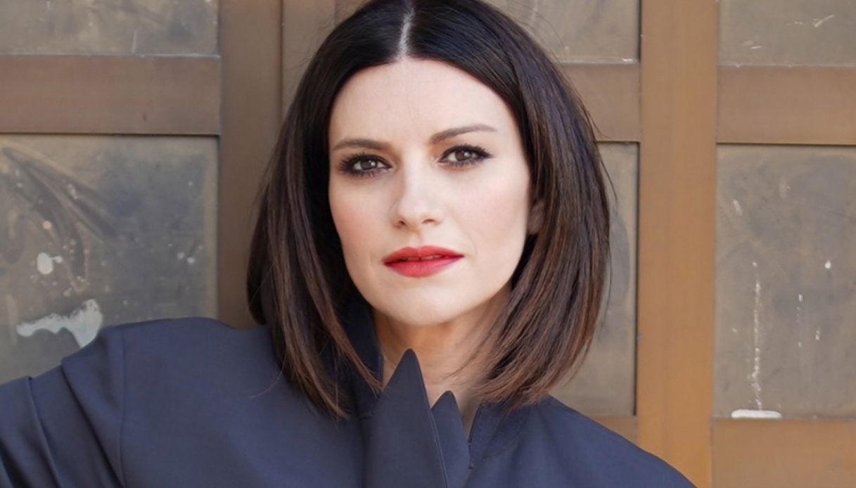 Laura Pausini, compleanno tra ricordi d’infanzia e gli auguri degli amici VIP