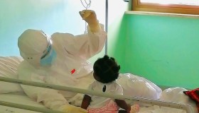 “Mi prenderò cura di te”: infermiera coccola una neonata positiva al Covid