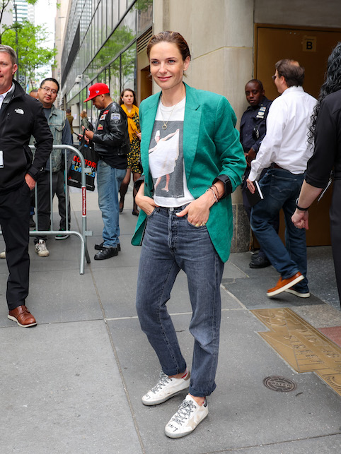 ragazza con jeans e blazer verde
