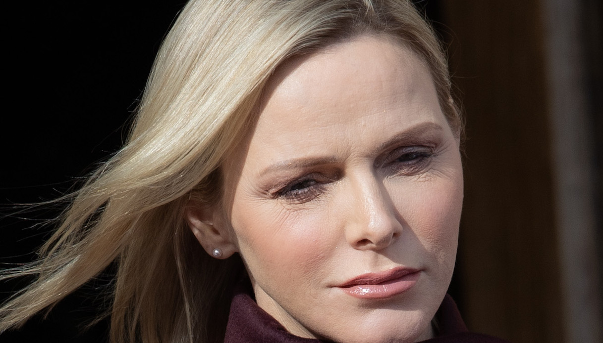 Charlene di Monaco stupisce ancora: tuta mimetica e taglio punk