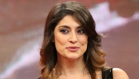 Elisa Isoardi regina dell’Isola: l’abito scintillante da oltre 1.300 euro è favoloso