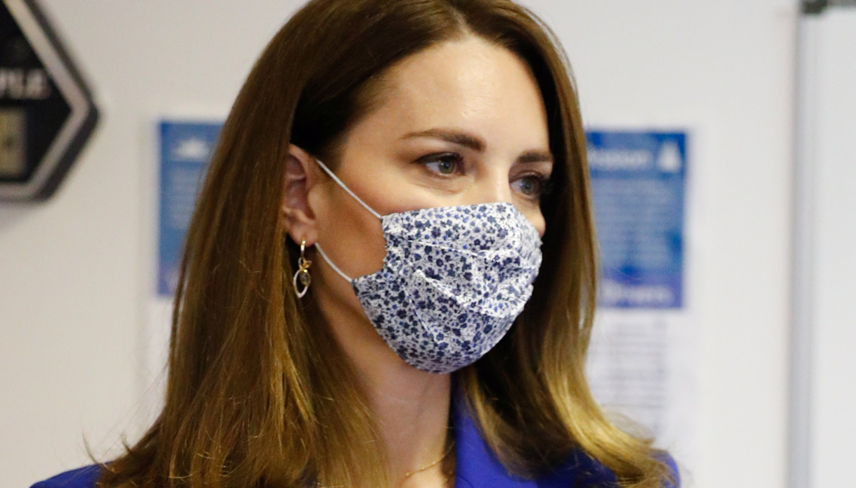 Kate Middleton, abito da Regina e collana da 10.400 euro. Ma il cambio di look è low cost